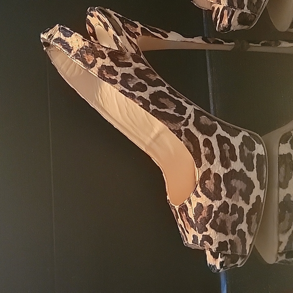 INC BRIAN ATWOOD snakeskin sandals.5in heel, sz 38.5 Like A new - Picture 6 of 11